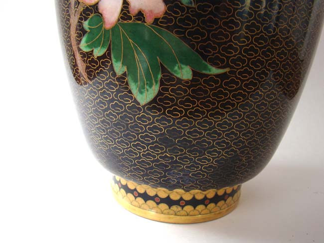 A fabulous Chinese black and gold decorated vase with birds and flowers circa 1950 — image 2